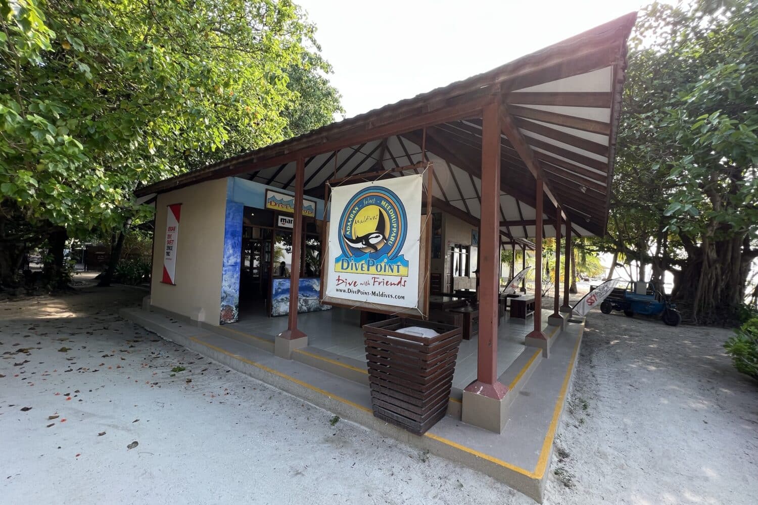 Dive center on Meedhupparu